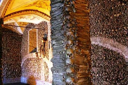 Nhà thờ được làm hoàn toàn bằng… xương người