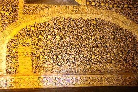 Nhà thờ được làm hoàn toàn bằng… xương người