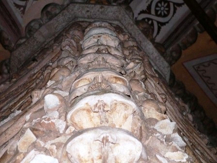 Nhà thờ được làm hoàn toàn bằng… xương người