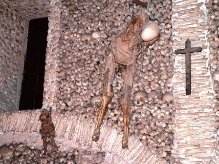 Nhà thờ được làm hoàn toàn bằng… xương người