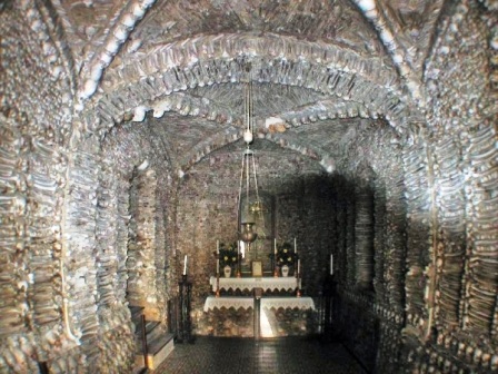 Nhà thờ được làm hoàn toàn bằng… xương người