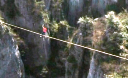 Thót tim màn đi bộ trên dây không cần thiết bị an toàn