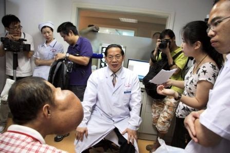 Gặp người đàn ông được gỡ bỏ khối u khổng lồ trên mặt