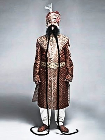 Bộ ria mép dài hơn 4 mét giành kỷ lục Guinness