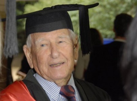 Cụ ông tốt nghiệp thạc sĩ ở tuổi 97