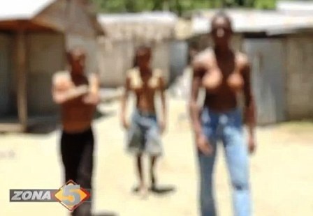 3 anh em trai có bộ ngực siêu khủng