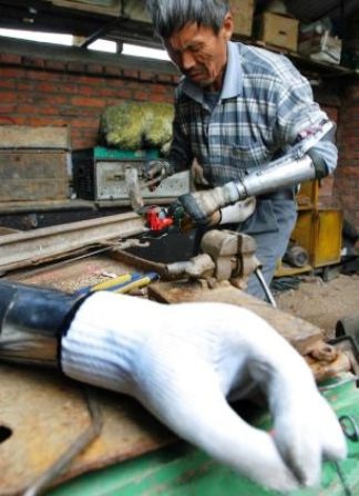 Người đàn ông tự chế tạo đôi tay cho riêng mình - 4 Lê Kiên