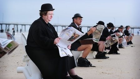 Ngồi bồn cầu tập thể để đòi xây nhà vệ sinh công cộng