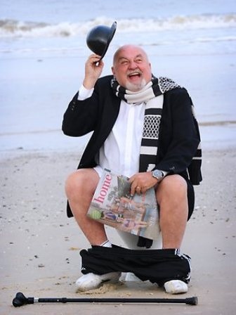 Ngồi bồn cầu tập thể để đòi xây nhà vệ sinh công cộng