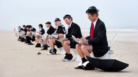 Ngồi bồn cầu tập thể để đòi xây nhà vệ sinh công cộng