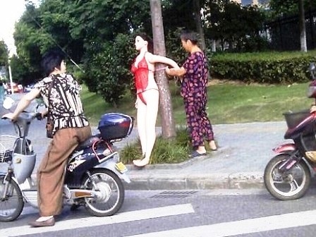 Giảm tai nạn giao thông bằng… búp bê tình dục - 1 Giảm tai nạn giao thông bằng… búp bê tình dục