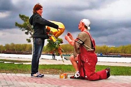 Cầu hôn bạn gái bằng cách... giả chết