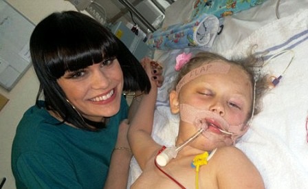 Hôn mê 8 ngày, bất ngờ tỉnh dậy khi nghe ca sĩ yêu thích hát - 2 Ca sĩ Jessie J bên cạnh bé Tyla