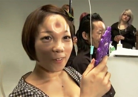 Xem giới trẻ Nhật Bản… bơm trán lõm