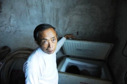 Giữ xác con trong tủ lạnh suốt 6 năm trời - 1 Ông Tian bên xác con trai được bảo quản trong tủ lạnh