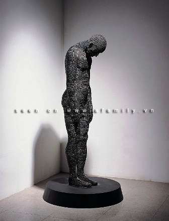 Ngỡ ngàng tượng người làm từ dây xích