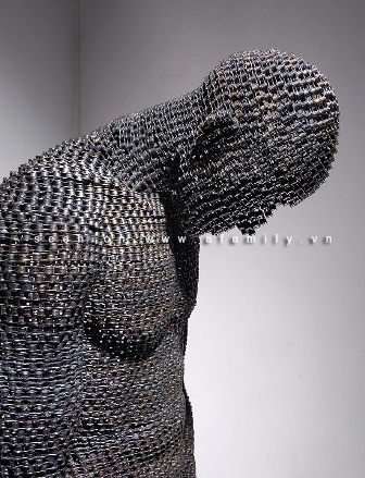 Ngỡ ngàng tượng người làm từ dây xích