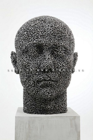 Ngỡ ngàng tượng người làm từ dây xích