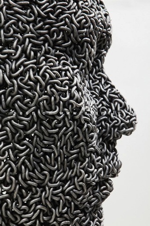 Ngỡ ngàng tượng người làm từ dây xích