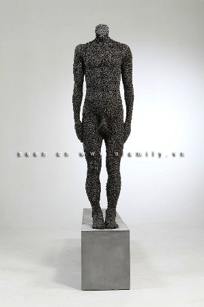 Ngỡ ngàng tượng người làm từ dây xích