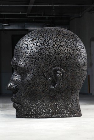 Ngỡ ngàng tượng người làm từ dây xích