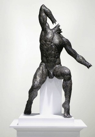 Ngỡ ngàng tượng người làm từ dây xích