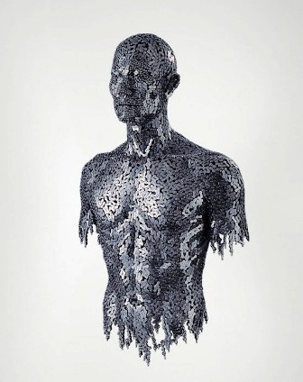 Ngỡ ngàng tượng người làm từ dây xích