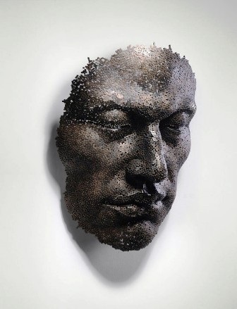 Ngỡ ngàng tượng người làm từ dây xích