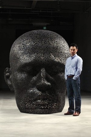 Ngỡ ngàng tượng người làm từ dây xích