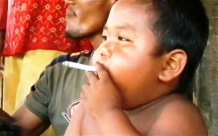 Bé trai 8 tuổi hút... 40 điếu thuốc lá mỗi ngày