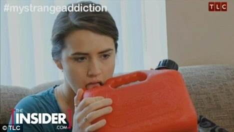 Kỳ lạ cô gái nghiện... uống xăng - 2 Kỳ lạ cô gái nghiện... uống xăng