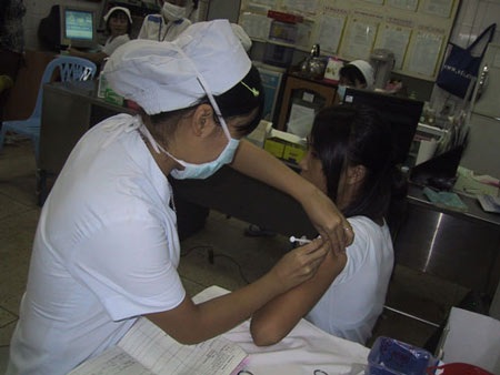 Tiêm vắc-xin phòng dại do chó cắn tại Bệnh viện Bệnh nhiệt đới TPHCM