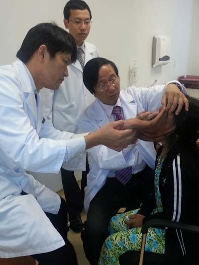 Cắt bỏ thành công khối u kéo dài từ đầu đến ngực