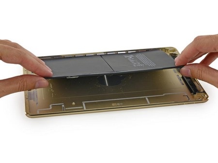 "Mổ xẻ" khám phá linh kiện bên trong iPad Air 2 - 1 Thiết kế mỏng hơn khiến Apple phải giảm dung lượng pin trên iPad Air 2