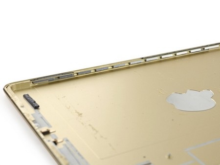 "Mổ xẻ" khám phá linh kiện bên trong iPad Air 2 - 15 Tách rời phần pin trên iPad Air 2