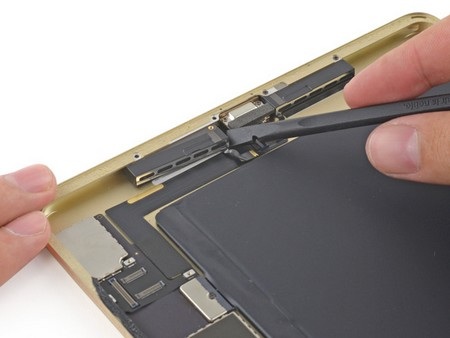 "Mổ xẻ" khám phá linh kiện bên trong iPad Air 2 - 7 Cụm loa ngoài nằm ở phía dưới thân máy