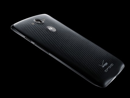 Motorola trình làng smartphone “bom tấn” DROID Turbo - 2 DROID Turbo nổi bật với các đường vân độc đáo ở mặt sau của máy