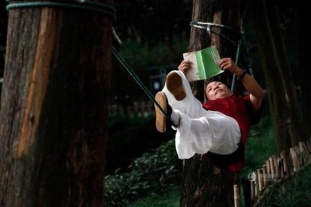 Thán phục người đàn ông có khả năng nằm ngủ vắt vẻo trên dây thừng - 3 Ông Liang cảm thấy nằm trên dây thừng cũng thoải mái không thua kém gì khi nằm trên giường