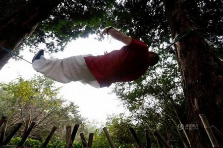 Thán phục người đàn ông có khả năng nằm ngủ vắt vẻo trên dây thừng - 4 Nhiều người ví ông với nhân vật Tiểu Long Nữ nổi tiếng trong tác phẩm của nhà văn Kim Dung