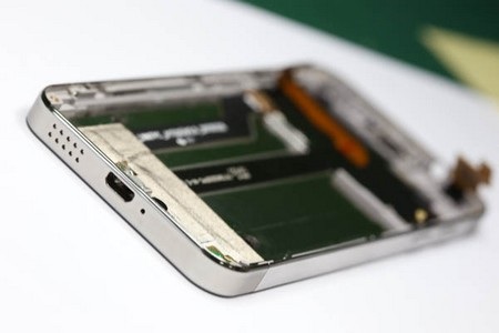 Khám phá chất thép bên trong HKPhone iRevo - 3 Khám phá chất thép bên trong HKPhone iRevo