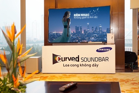 Đánh giá soundbar không dây thiết kế cong của Samsung - 3 Ảnh – Thiết kế tinh tế của HW-H7501 đem đến không gian sang trọng cho gia đình