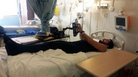 Nhận 18.000 USD để nằm trên giường suốt 70 ngày liên tiếp - 2 Andrew đang nằm trên giường, giải trí và đếm ngược thời gian trôi