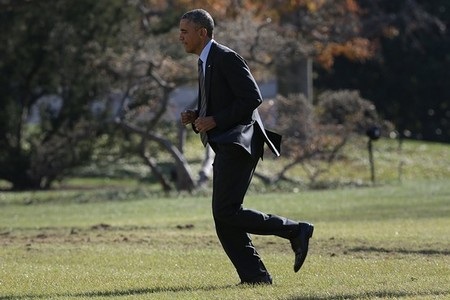 Khoảnh khắc hài hước khi Tổng thống Mỹ để quên điện thoại - 1 Tổng thống Obama rời trực thăng quay trở lại nhà trắng không lâu sau khi bước lên máy bay