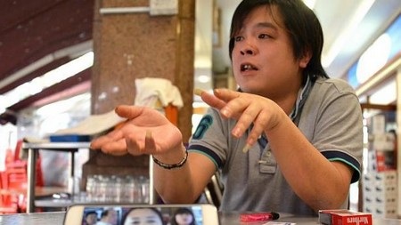 Dân Singapore gây sức ép buộc cửa hàng điện thoại lừa đảo phải đóng cửa - 1 Jover Chew, chủ cửa hàng Mobile Air trong một lần trả lời phỏng vấn trước khi cửa hàng đóng cửa