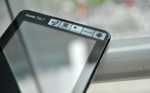Iconia Tab 7 có thiết kế của một mẫu tablet truyền thống