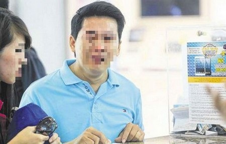 Sim Lim đang thay đổi tích cực sau bê bối lừa dối khách hàng - 1 Hình ảnh vị khách hàng mếu máo khi được biết mình không lấy lại được tiền đã mua chiếc iPhone 6