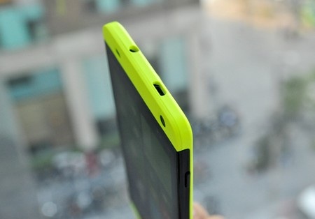 Đánh giá FPT Win chạy Windows Phone 8.1 - 4 Đỉnh máy gồm cổng usb kiêm cổng sạc và một jack cắm tai nghe 3,5mm