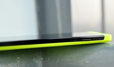 Đánh giá FPT Win chạy Windows Phone 8.1 - 6 Mặt lưng của máy với màu xanh và camera