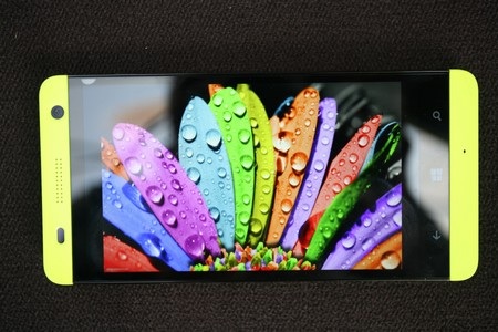 Đánh giá FPT Win chạy Windows Phone 8.1 - 8 Mặt lưng của máy với màu xanh và camera