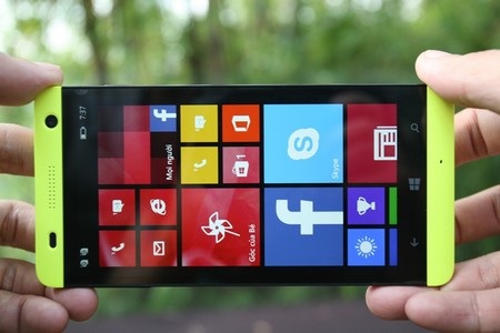 Đánh giá FPT Win chạy Windows Phone 8.1 - 9 Mặt lưng của máy với màu xanh và camera